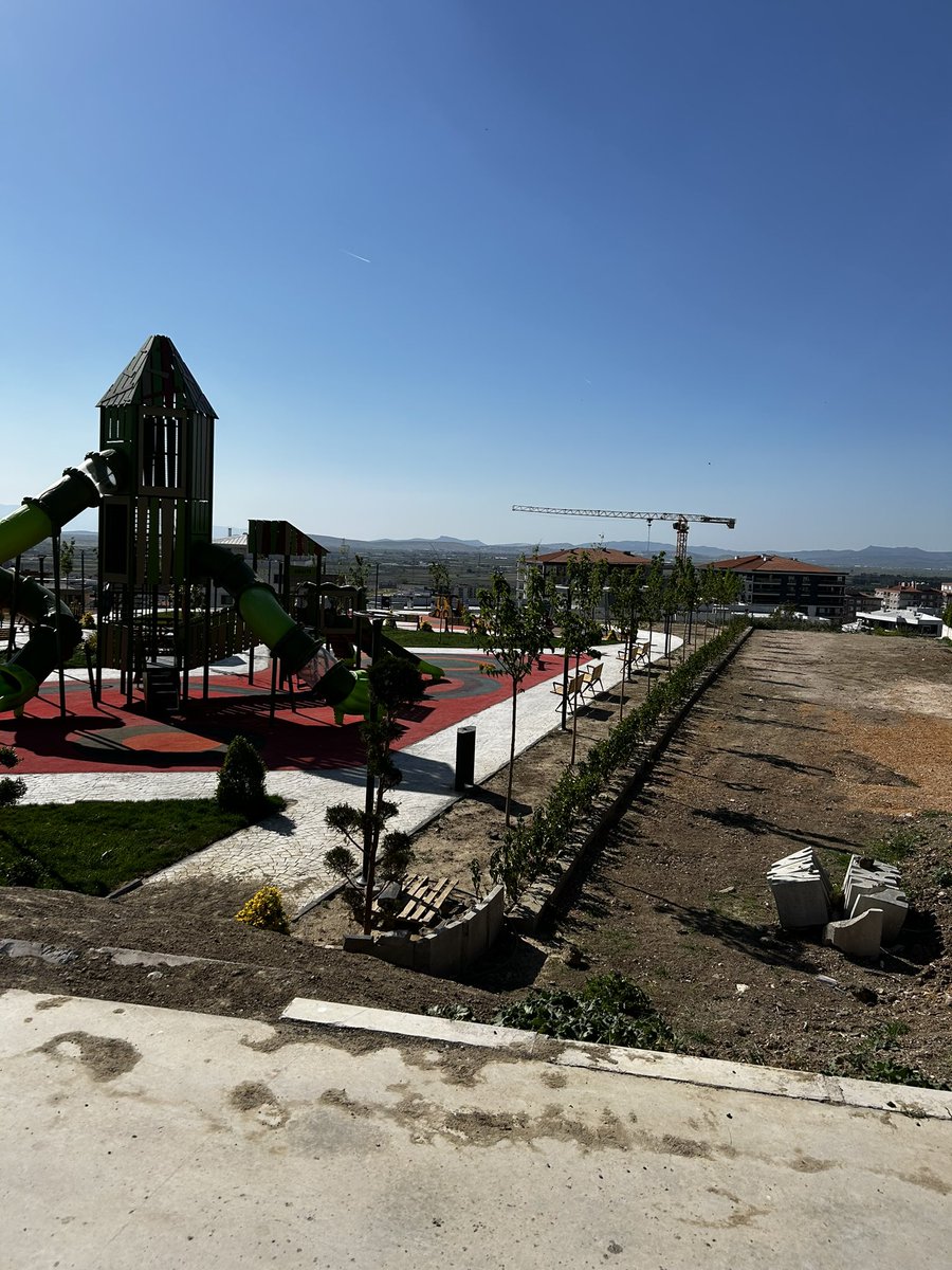 aycincnm's tweet photo. @menemenbelediye Maalesef seçimden sonra bir çivi çakılmadı. Park hala toz toprak içinde. Tamamlanması için ne bekleniyor? Yanında yapılması planlanan yol toprak içinde atıl bir şekilde bekliyor. Seçimler bitti hizmette mi bitti? Yolun yapılmasını ve parkın tamamlanmasını bekliyoruz. https://t.co/rh1zpnqRxh