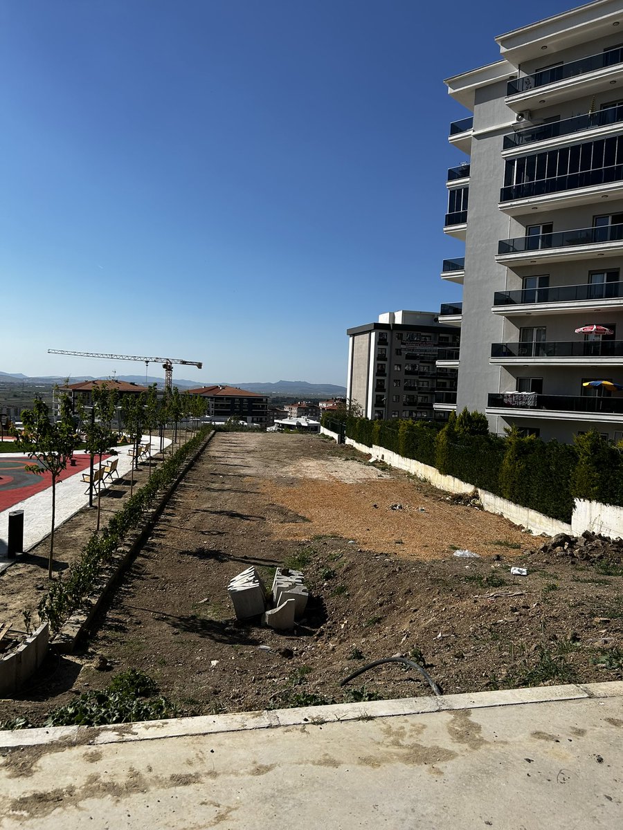 aycincnm's tweet photo. @menemenbelediye Maalesef seçimden sonra bir çivi çakılmadı. Park hala toz toprak içinde. Tamamlanması için ne bekleniyor? Yanında yapılması planlanan yol toprak içinde atıl bir şekilde bekliyor. Seçimler bitti hizmette mi bitti? Yolun yapılmasını ve parkın tamamlanmasını bekliyoruz. https://t.co/rh1zpnqRxh