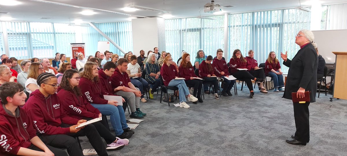 ddyouth's tweet photo. Great final celebration with this year’s Growing Young Leaders with @Bishopofjarrow joined by families, friends, church and community leaders. Wonderful group of young people from across @DioceseofDurham https://t.co/64AyzTmVMs