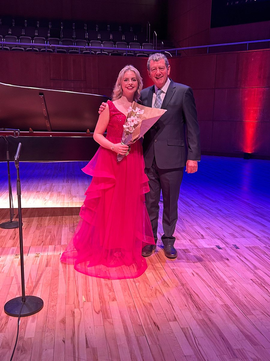 What an amazing afternoon performing at the Rising Stars concert at @UCHLimerick, so lovely to meet you @LyricLorcan! Thank you to @IrishNatOpera for nominating me 💚@RTElyricfm @UL