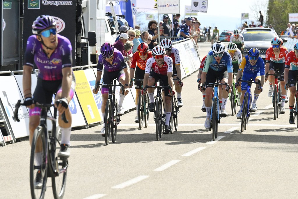 #TourduDoubs🇫🇷 Volvemos a casa cargados de motivación tras un gran fin de semana en Francia 💯😁 🥉 de @josediazgallego y 4️⃣ de @Eric_Fagundez, atacando ambos desde lejos en la subida a Le Larmont 📷 @LNC_CYCLISME