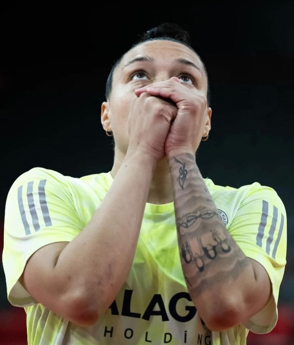 DAMARLARIMDA FENERBAHÇE AKIYOR

Kayla McBride: Çok mutluyum. Aşırı duygusalım. Zor dönemlerden geçtik. Ben 4 yıldır Fenerbahçe'deyim. Damarlarımda Fenerbahçe akıyor. Fenerbahçe'yi çok seviyorum. Yıllardır Fenerbahçe'de emek veriyorum. Kaybettiğimiz zamanlar da oldu. Geri döndük.