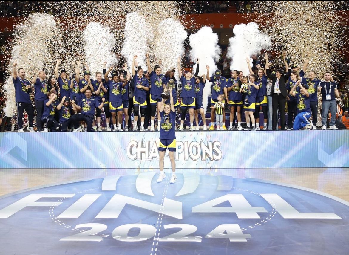 İKİ SENE ÜSTE AVRUPA’NIN EN BÜYÜĞÜ FENERBAHÇE !! Kadınlar Euroleague Final Four karşılaşmasında Villeneuve’yi mağlup ederek ikinci kez Avrupa Şampiyon’u olan Kadın Basketbol takımımızı tebrik ederiz. #İstanbulUNIGFB