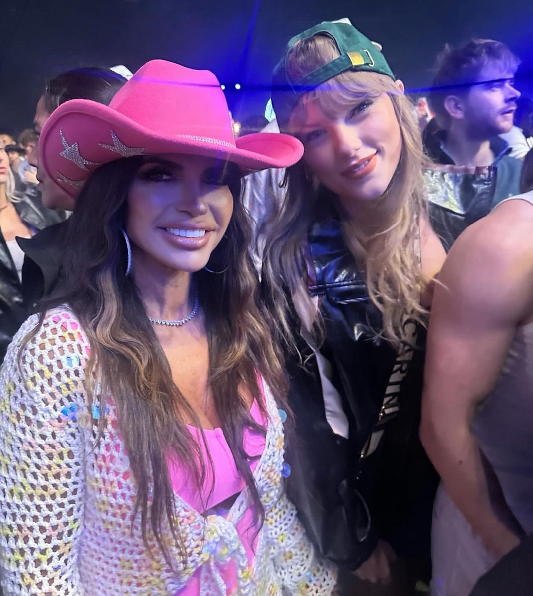 bravobybetches's tweet photo. my grandkids are going to have so many questions when they see this picture framed in my house in 50 years https://t.co/4pPnbOn5e3