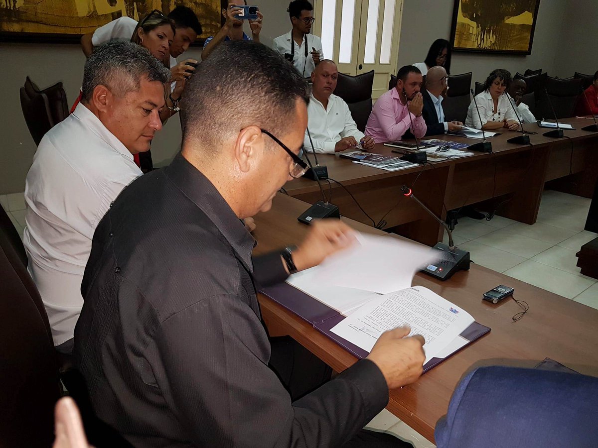 MioPinares's tweet photo. #Camagüey proyecto Parque Industrial China-Latinoamérica, PICLA,firma convenio marco colaboración. Gobernador Camagüey, diputado @JorgeSutil2 y Presidente #PICLA, Huang Quiaming, ratifican trabajar forma conjunta y estrechar relaciones de cooperación y colaboración bilateral https://t.co/wfWobVmhWp