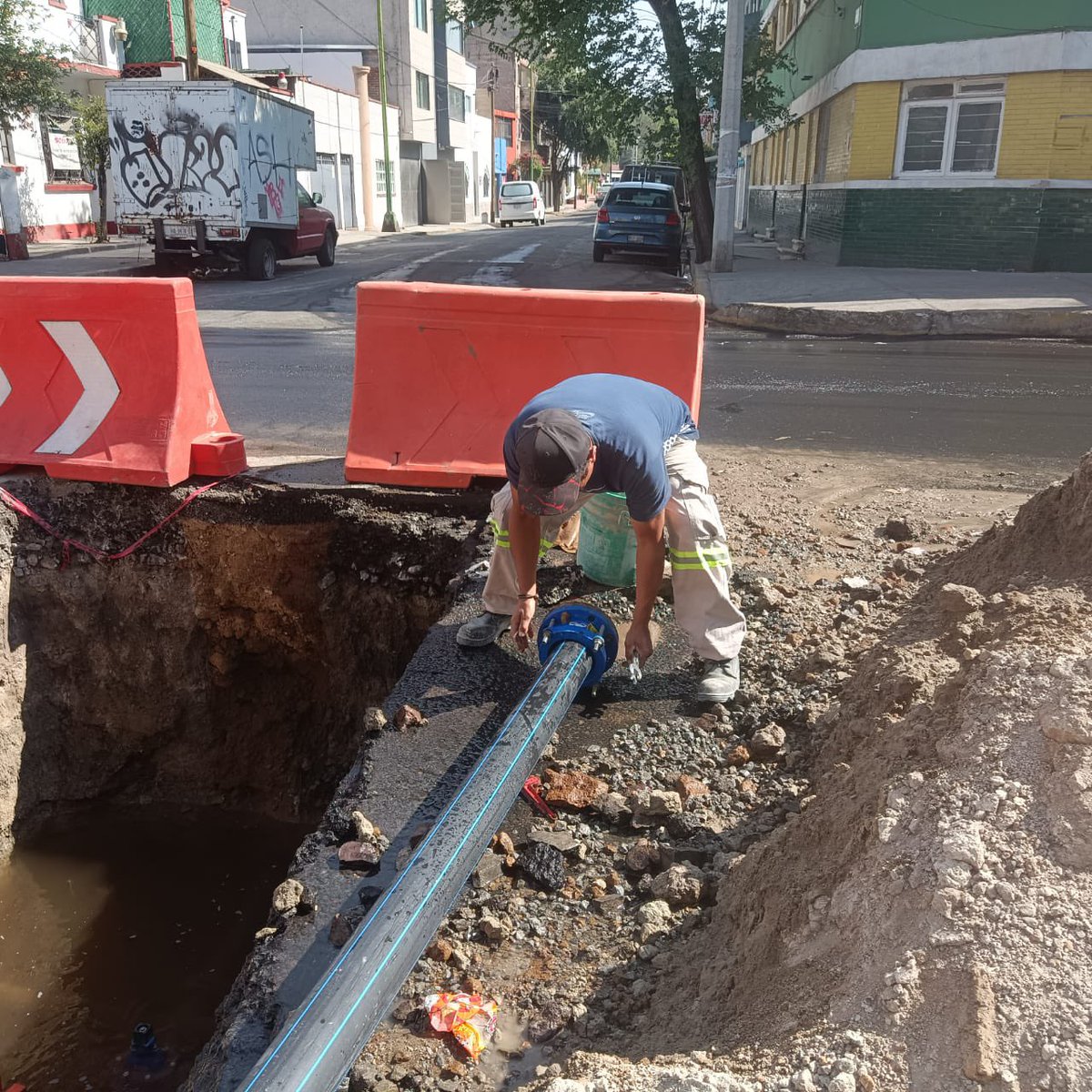 Compañeros de la Dirección General de Servicios Urbanos con apoyo de @SacmexCDMX, repararon una fuga de agua en calles de la colonia #GuadalupeInsurgentes. 🚜