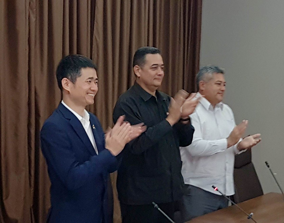 MioPinares's tweet photo. #Camagüey proyecto Parque Industrial China-Latinoamérica, PICLA,firma convenio marco colaboración. Gobernador Camagüey, diputado @JorgeSutil2 y Presidente #PICLA, Huang Quiaming, ratifican trabajar forma conjunta y estrechar relaciones de cooperación y colaboración bilateral https://t.co/wfWobVmhWp