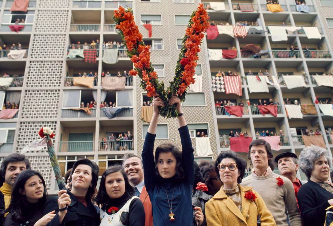 'Una revolución es algo serio. Solo los portugueses son capaces de hacerla empuñando claveles y surrealismos'. 

La #RevoluciónDeLosClaveles. La libertad llegó en abril hace 50 años #Portugal @tereixac elpais.com/babelia/2024-0…