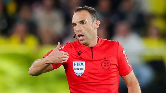 AlbertOrtegaES1's tweet photo. Marcelino: "Me cabrearía mucho que me pitasen un penalti como el pitado a Yuri"

Valverde: "No se puede expulsar por tan poco"

Sancet: "No entiendo nada"

Parejo: "Expulsar a un jugador por eso… se equivocó"

Desastroso arbitraje de Cuadra Fernández en el Athletic-Villarreal. https://t.co/2d4Tlj7Oce