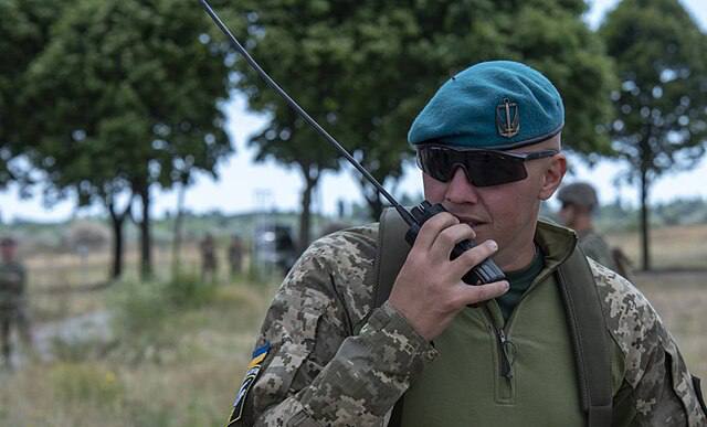 aeyntkmcjy's tweet photo. 13 квітня 2014 року  під Словʼянськом, командир роти 80-і аеромобільної бригади старший лейтенант Вадим Сухаревський перший в історії України віддав перший історичний бойовий наказ ЗСУ:

«Хули ты смотришь - ебаш!» https://t.co/gsvb622kQM