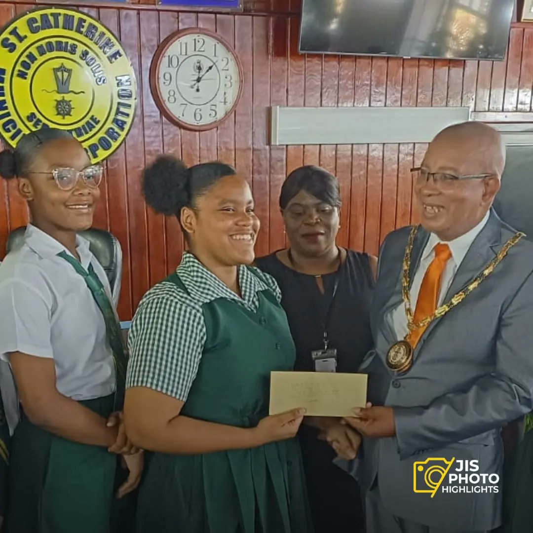 #JISPhotoHighlight: Way to go, St. Jago! 🎊 St. Jago High Schools' Challenge Quiz Team Captain, Jhaneille Esson, accepted a $300,000 cheque on behalf of her team from the Mayor of Spanish Town, Councillor Norman Scott, on Thursday (April 11), which was donated by the St.…