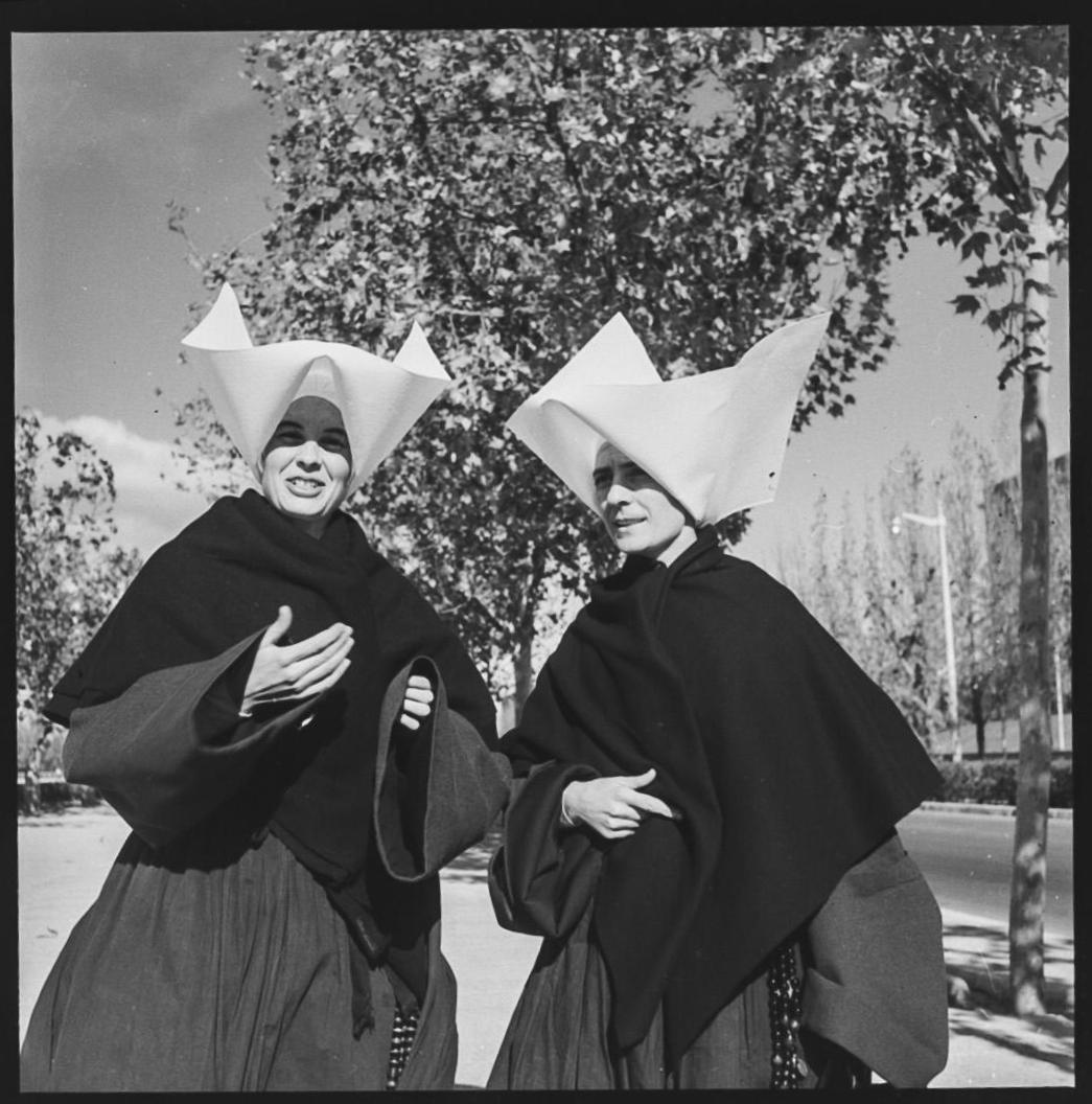 ¿De qué orden religiosa eran estas monjas? ¿Quién sabe dónde? #CSIMadriles 📷Sam Wagenaar, 1958-1960