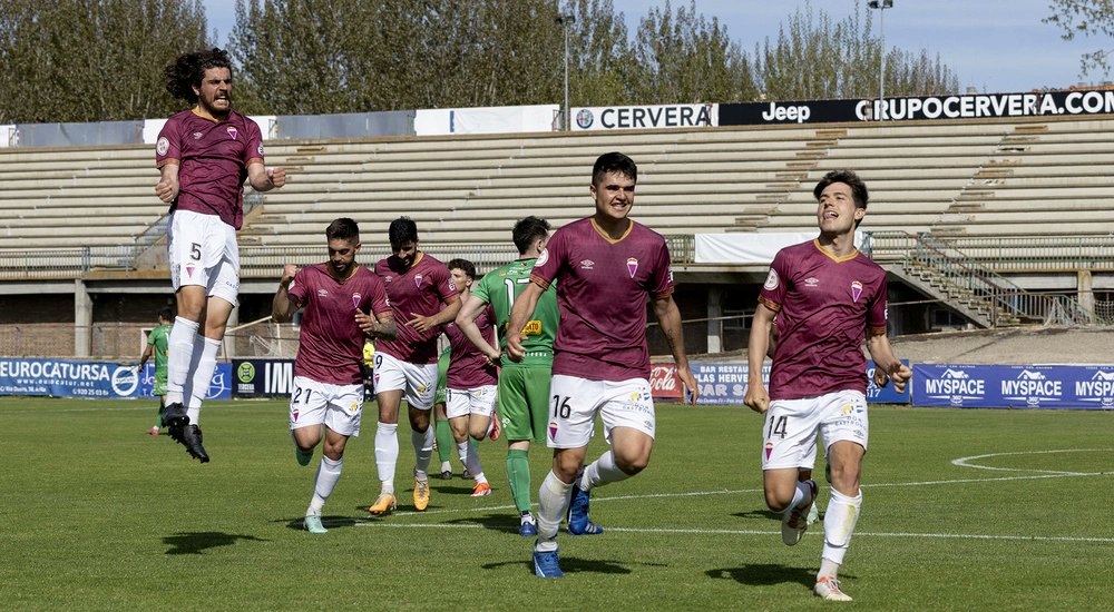 #Futbol ⚽️ El Real Ávila sobrevive para seguir siendo el líder 🔴 Triunfo vital para las aspiraciones de un Real Ávila que se impone al Astorga gracias a un inicio fulgurante. En la segunda parte tocó sufrir... Y mucho 💪 Nadie dijo que sería fácil diariodeavila.es/noticia/zab384… #Ávila