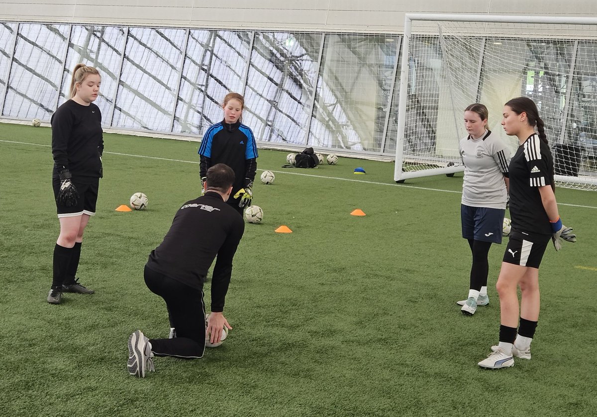 Our Just for Girls Goalkeeping kicked off tonight @Oriamscotland Sessions looked at Shot Stopping with our Goalkeeping coach Grady before the keepers took part in full pressure & game play practices with their age groups #coervergoalkeeping