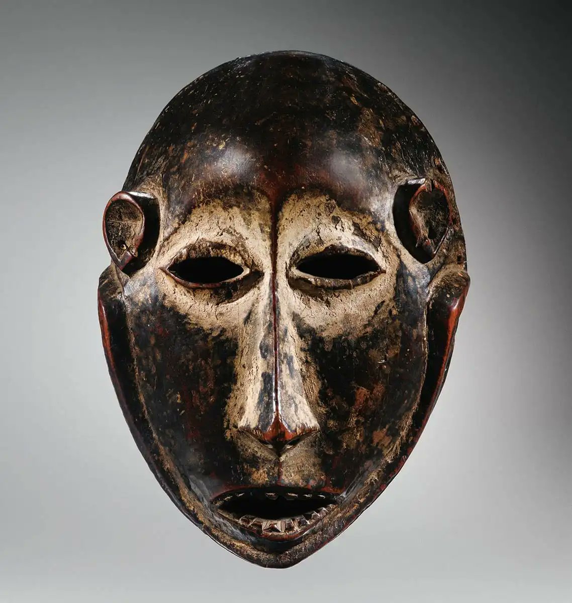 BonaGallery's tweet photo. This Muminia mask 👹 was made by the Lega tribe of the Democratic Republic of the Congo🇨🇩. It's production was declared illegal by the British Colonial Authorities in 1933.
One of the last three surviving pieces sold for 3.5 million Euros in 2014.

Follow us for more updates https://t.co/yh5HH3kKPo