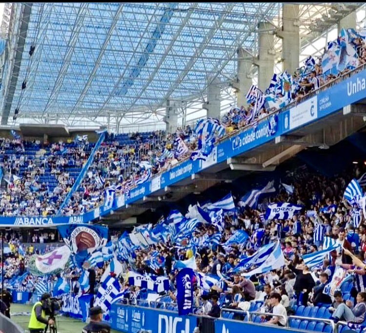 O da semana pasada foi incrible. Esta semana, Dia das Peñas, xogándonos o que nos estamos xogando...e se repetimos? Volve baixar a túa bandeira e que o branquiazul volva ondear tinguindo Riazor coas nosas cores!! Fagamos que o estadio luzca ao grande unha vez máis!💙🤍💙🤍💙🤍🍍