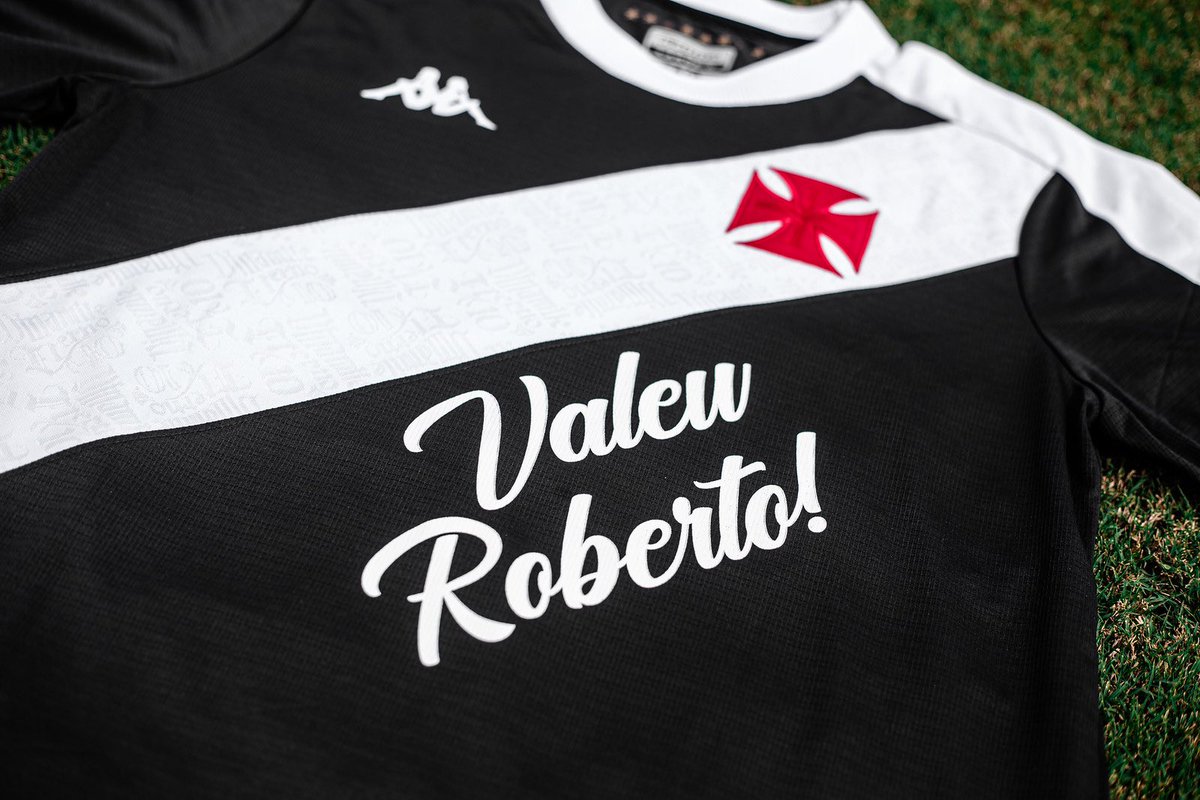 Camisa do Vasco ficou muito linda… Mas que agonia a falta da vírgula nesse “Valeu Roberto!” Mas sério, obra de arte… Parabéns pro marketing.