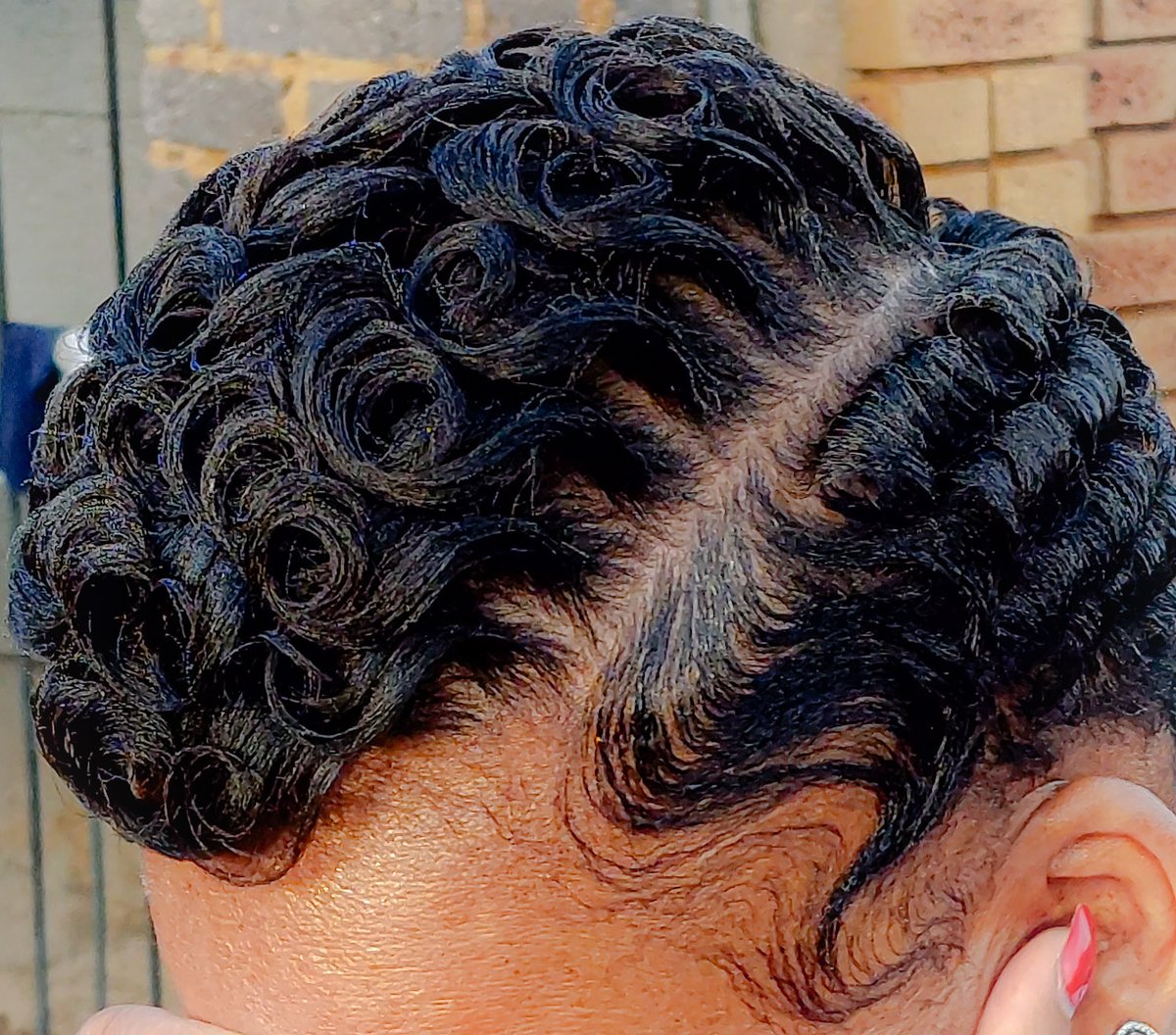 Lee_Raa_Tuu_M's tweet photo. Imagine paying only R240 to get a new look 😲😳.

I wanted to cut ✂️ my hair so bad I started checking ✔️ for pixie cuts on Facebook and I came across photos and when browsing i found the contact details of a guy from Meadowlands Soweto. I contacted him and he gave me his pricelist. I didn't believe how affordable he was and I didn't even know if indeed the photos I saw was his Job. I just had to trust my gut and go. Upon arrival I almost changed my mind about getting out off my car because the place was not looking presentable if i may put it that way. The salon was in a shack at the back of someone's house 😬. So I was a bit skeptical about going in.
I walked in and asked if I was at the right place and I was received with a kind Tshonga gentleman and fast-forward I got my hair done. 

I learned not to judge a book by its cover. He knows his work.