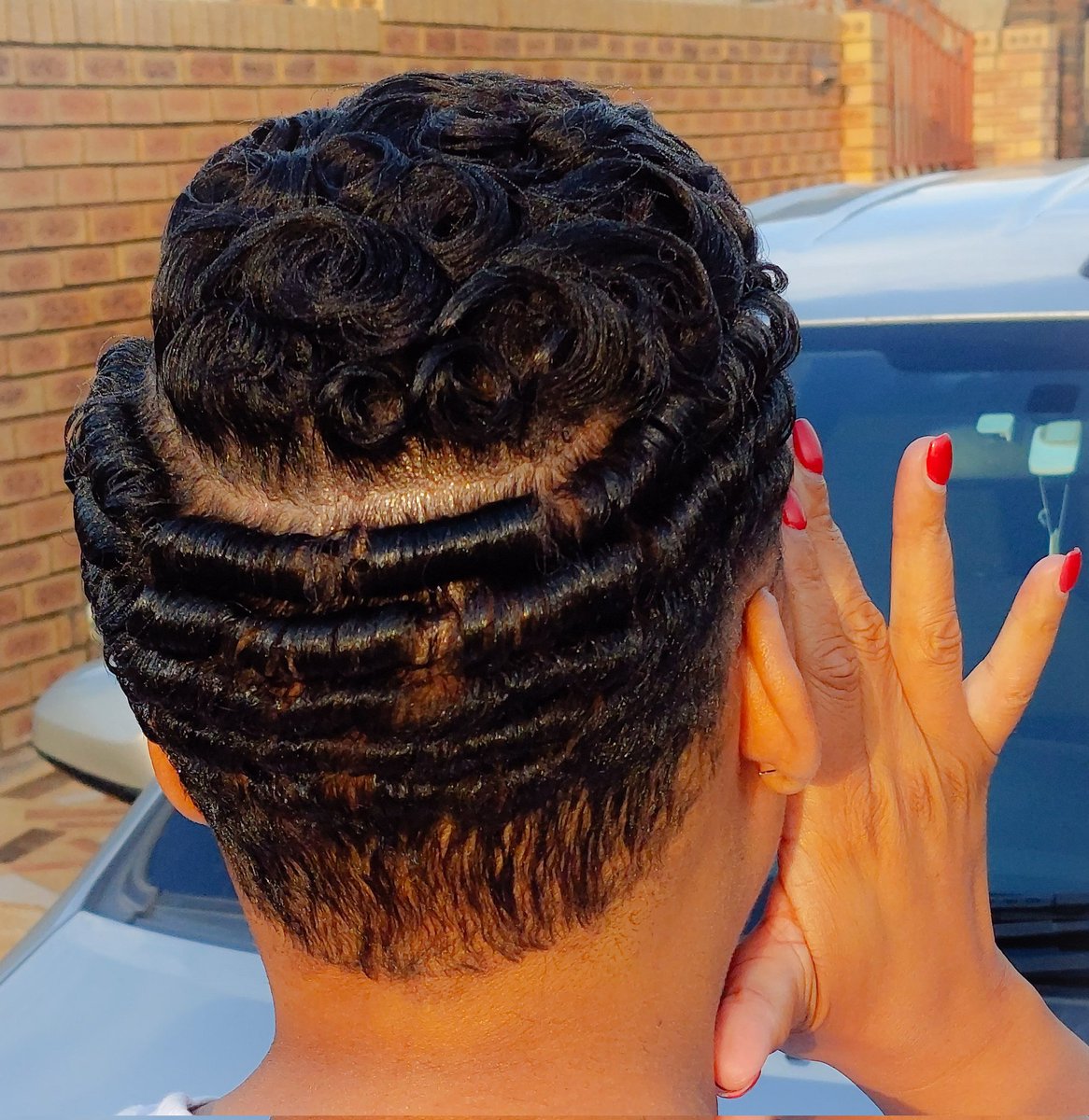 Imagine paying only R240 to get a new look 😲😳.

I wanted to cut ✂️ my hair so bad I started checking ✔️ for pixie cuts on Facebook and I came across photos and when browsing i found the contact details of a guy from Meadowlands Soweto. I contacted him and he gave me his