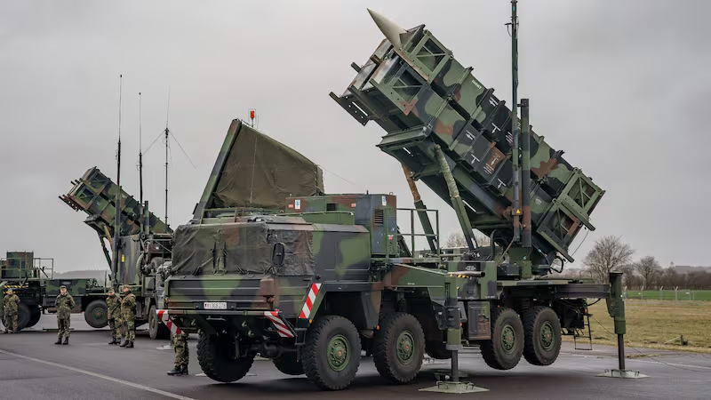 Vannacht hielpen Frankrijk, het Verenigd Koninkrijk, de Verenigde Staten, Jordanië en Saoedi-Arabië allemaal Israël om drones en ballistische raketten neer te halen. Zijn deze landen nu allemaal in oorlog met Iran?

Waarom helpen wij als coalitie van verschillende (NAVO) landen