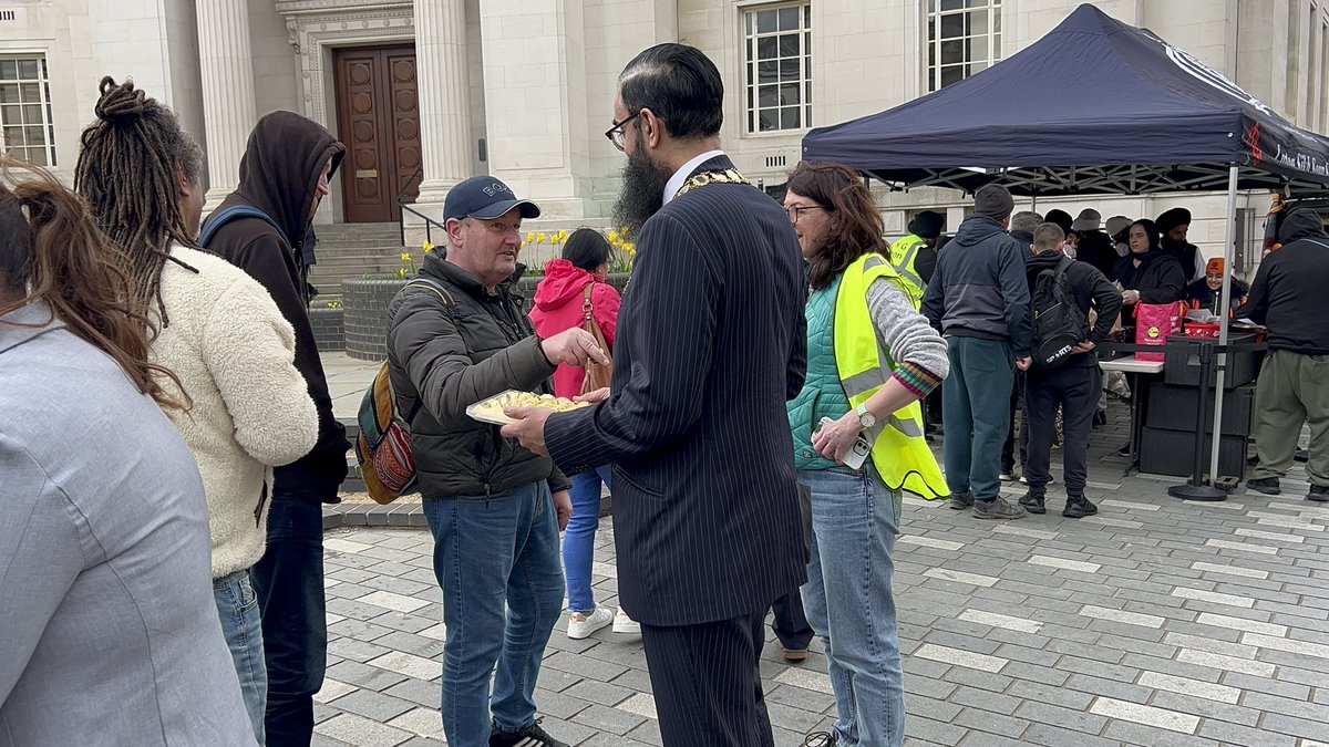 Guru Nanak Gurdwara Luton (@gngluton) on Twitter photo Special thankyou to Luton Mayor, Cllr Javeria and John Tizzard for coming to volunteer at the Soup Kitchen on Vaisakhi weekend. Over 200 hot meals and toys to children distributed outside townhall 🙏🏽
<a href="/YaqubHanif/">Cllr Yaqub Hanif</a> @Javeria79H <a href="/JohnTizard/">John Tizard</a> <a href="/LutonRising/">Luton Rising</a> <a href="/gurchrandhawa/">Gurch Randhawa</a> <a href="/KidsOut/">KidsOut</a> Special thankyou to Luton Mayor, Cllr Javeria and John Tizzard for coming to volunteer at the Soup Kitchen on Vaisakhi weekend. Over 200 hot meals and toys to children distributed outside townhall 🙏🏽
<a href="/YaqubHanif/">Cllr Yaqub Hanif</a> @Javeria79H <a href="/JohnTizard/">John Tizard</a> <a href="/LutonRising/">Luton Rising</a> <a href="/gurchrandhawa/">Gurch Randhawa</a> <a href="/KidsOut/">KidsOut</a>