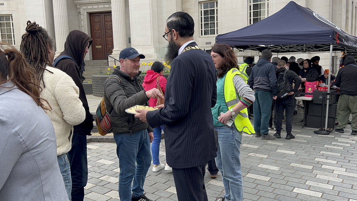 Special thankyou to Luton Mayor, Cllr Javeria and John Tizzard for coming to volunteer at the Soup Kitchen on Vaisakhi weekend. Over 200 hot meals and toys to children distributed outside townhall 🙏🏽 @YaqubHanif @Javeria79H @JohnTizard @LutonRising @gurchrandhawa @KidsOut