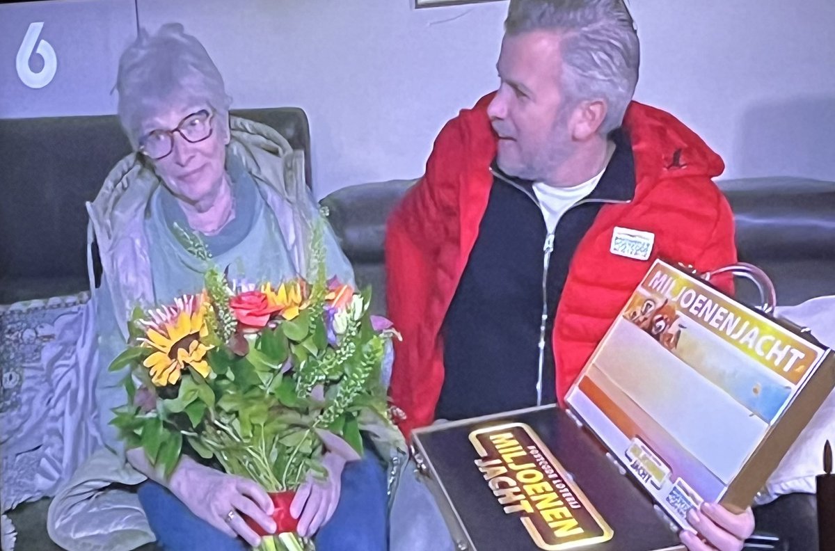 #postcodeloterij #miljoenenjacht Het gezicht dat je trekt als je liever een vaas wil hebben voor de bloemen dan een cheque 💶 😛 “Loterij = kloterij” 😂