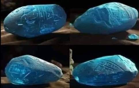 AndrwLil's tweet photo. En 1990, el geólogo italiano Angelo Pitoni compró extrañas piedras azules a un jefe Fula en Sierra Leona🇸🇱 en África Occidental. La tribu afirmó que las rocas fueron traídas por visitantes del cielo. https://t.co/QGsF1nXNEf