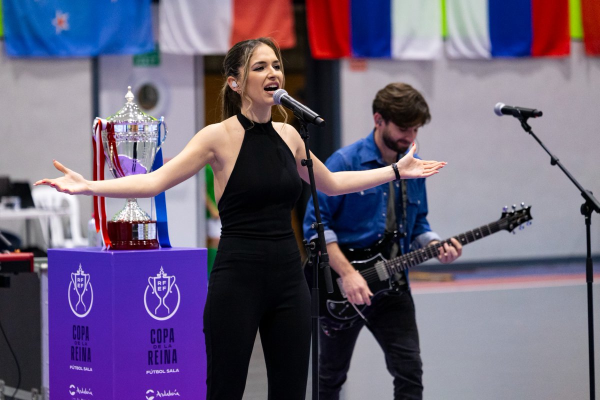 Futsal RFEF (@futsalrfef) on Twitter photo 🎤 ¡Qué bonito lo haces, <a href="/MireyaBravo_/">Mireya Bravo</a>!
Espectacular actuación que hemos vivido en la previa de la final de la #CopaDeLaReinaFS
😊 Podéis disfrutar del vídeo de su show en nuestro Instagram 🎤 ¡Qué bonito lo haces, <a href="/MireyaBravo_/">Mireya Bravo</a>!
Espectacular actuación que hemos vivido en la previa de la final de la #CopaDeLaReinaFS
😊 Podéis disfrutar del vídeo de su show en nuestro Instagram