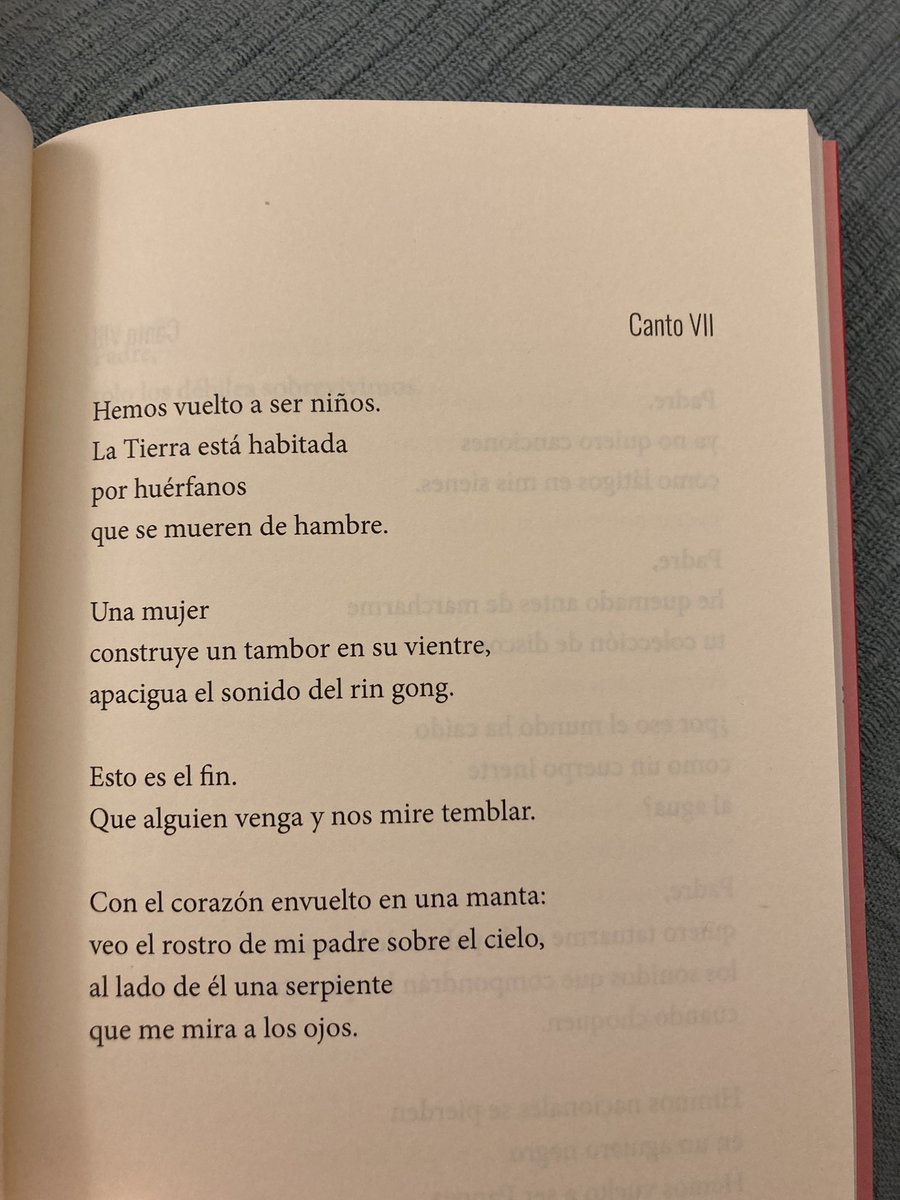 El bello poema de hoy es de @animaldeisla tomado de su poemario “Canciones desde el fin del mundo” (2021) publicado por @LiberoEditorial prologado por @MonaOjedaF y reseñado por @lunamonelle #unpoemaaldía