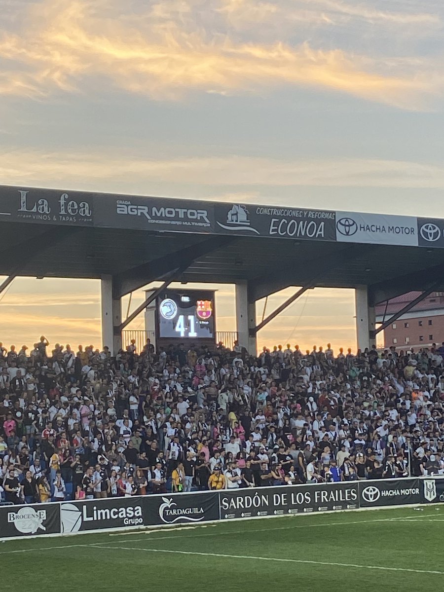 laargazaba21's tweet photo. Se ha quedado un buen atardecer 🌅 

@UnionistasCF 4 - 1 @FCBarcelonaB 

https://t.co/XmlRupCCDN

@Primera_RFEF 

#salamanca #unionistas #reinasofia #PrimeraRFEF #barcelona https://t.co/ReW0DS6hc2