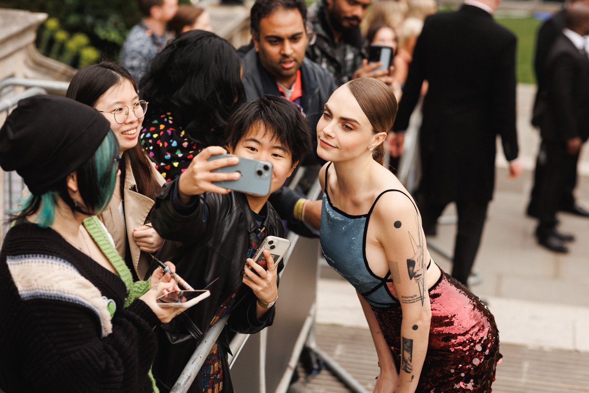 Selfie time 📸 #CaraDelevingne #OlivierAwards @OlivierAwards