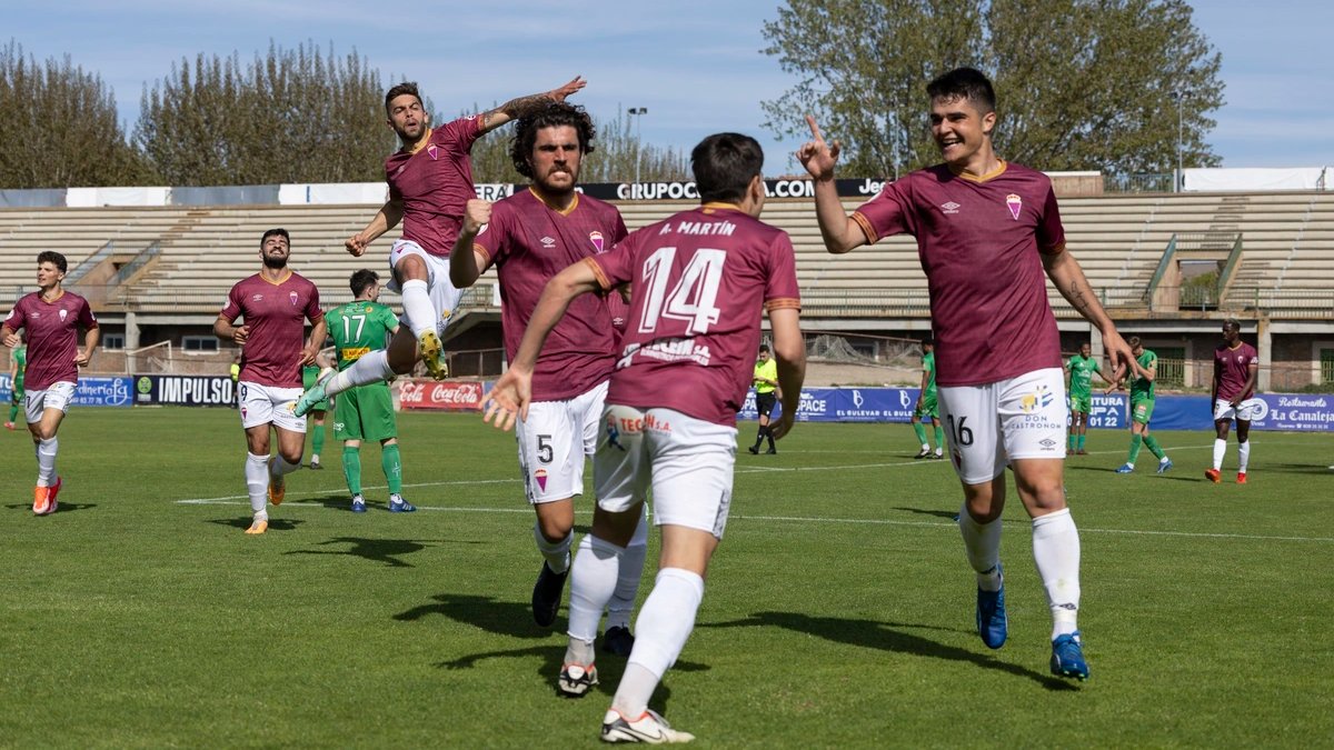 #Futbol 🗞️ El Real Ávila sobrevive para seguir siendo el líder ⚽️ Disfruta de las mejores fotos en la galería de imágenes en la web de @diario_de_avila Menudo fotón bien guapo 📸🖼️ 👇👇👇 diariodeavila.es/GaleriaDetalle… #Ávila