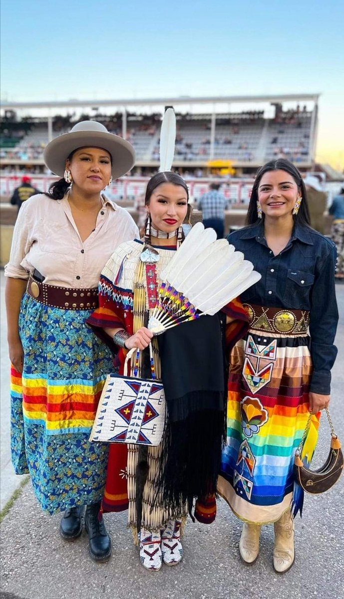 Three times a lady.. 🧡🧡🧡
#wearebeautiful
#indigenouswayoflivematters 🧡✌🏽
