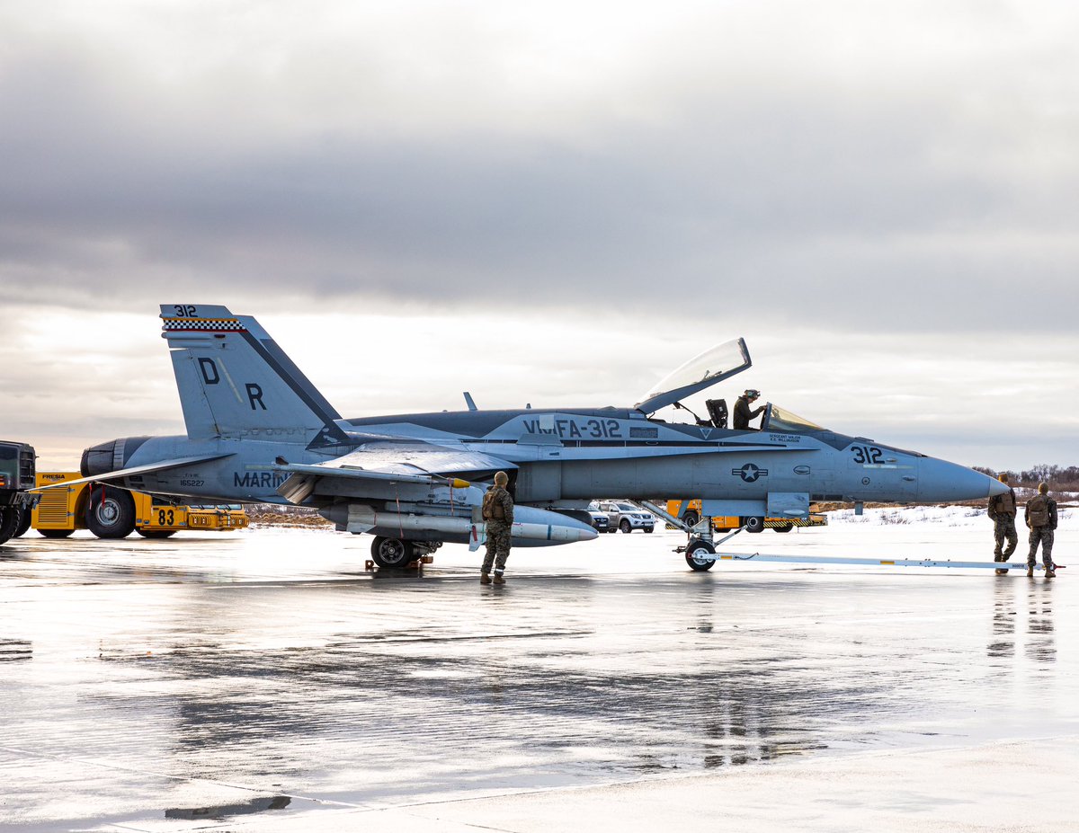 A vmfa-312 F/A-18C with a anti radiation missile and a 9er. (hagen)