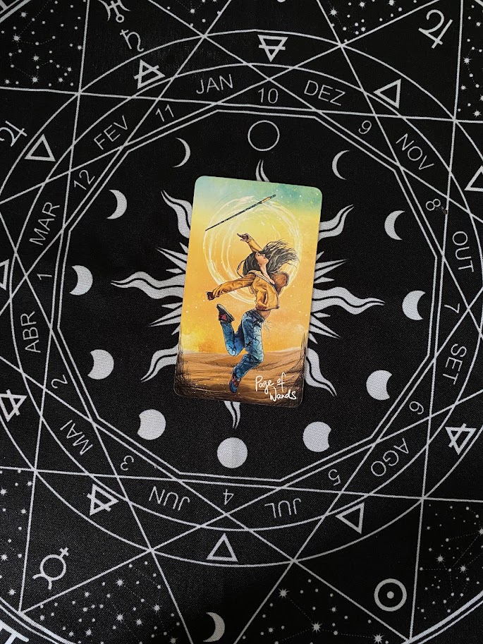 luandsoaress's tweet photo. ♎️ Libra: de repente, você olha ao redor e se espanta: como a vida passa rápido, né? Você já viveu muito, sorriu muito e também já sofreu. A vida está em constante transformação, em constante movimento. 

Não é possível apagar o que te aconteceu de ruim do passado, mas dá para mudar a forma como você lida com ele.

O que aconteceu, aconteceu. Acolha suas dores, cuide das suas feridas, isso é muito importante. Depois, aproveite o que a vida tem a te oferecer! 

Existe muita coisa boa para você vivenciar ainda, meu bem.

Esse Pajem te convida a sacudir a poeira, transformar o que te incomoda e se abrir para novos ares. O seu potencial de transformação é ilimitado. Não perde a fé, vai dar certo!