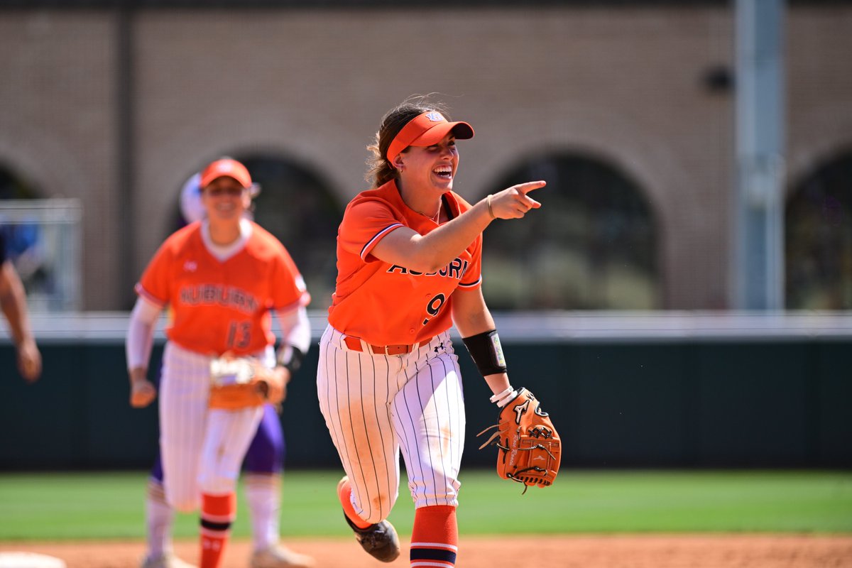 AuburnSoftball's tweet photo. 🌹🌹🌹

#WarEagle | @RoseVRoach99 https://t.co/62p1JrR4U3