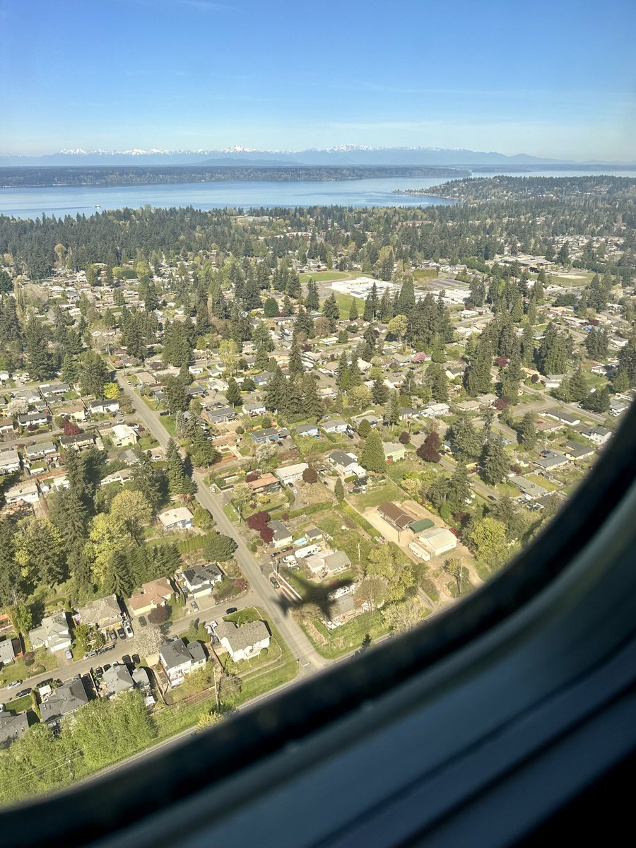 I’m being followed by a plane shadow, plane shadow, plane shadow ✈️ #SEA@AlaskaAir