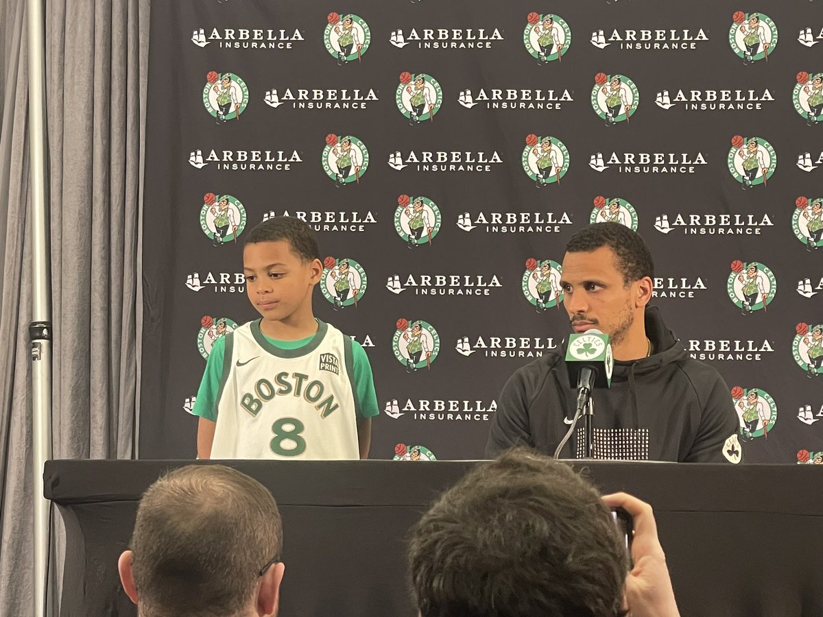 The apple does not fall far from the tree hahaha … Joe Mazzulla and his son both have the same press conference stare-down