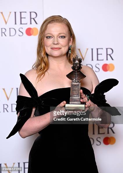 Actress #SarahSnook poses with her award for Best Actress for ‘THE PICTURE OF DORIAN GRAY’ at the @OlivierAwards in #London. 📸: @GarethGetty see all of our #OlivierAwards coverage 👉 tinyurl.com/bdueph6a