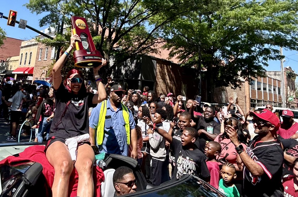 gogamecocks's tweet photo. Kamilla Cardoso and the national championship trophy. https://t.co/2WKHLjgFud
