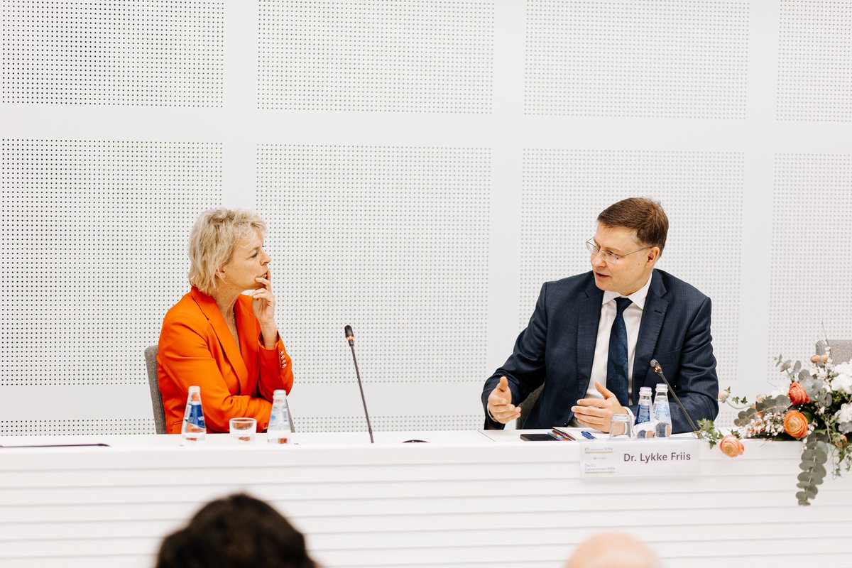 🌏 Særligt efter sidste uges konference i Riga '#EUConversations', hvor direktør @lykkefriis  interviewede @Vdombrovskis. 
Her sagde han, at der fokus på Ukraine skal øges indenfor en lang række områder: