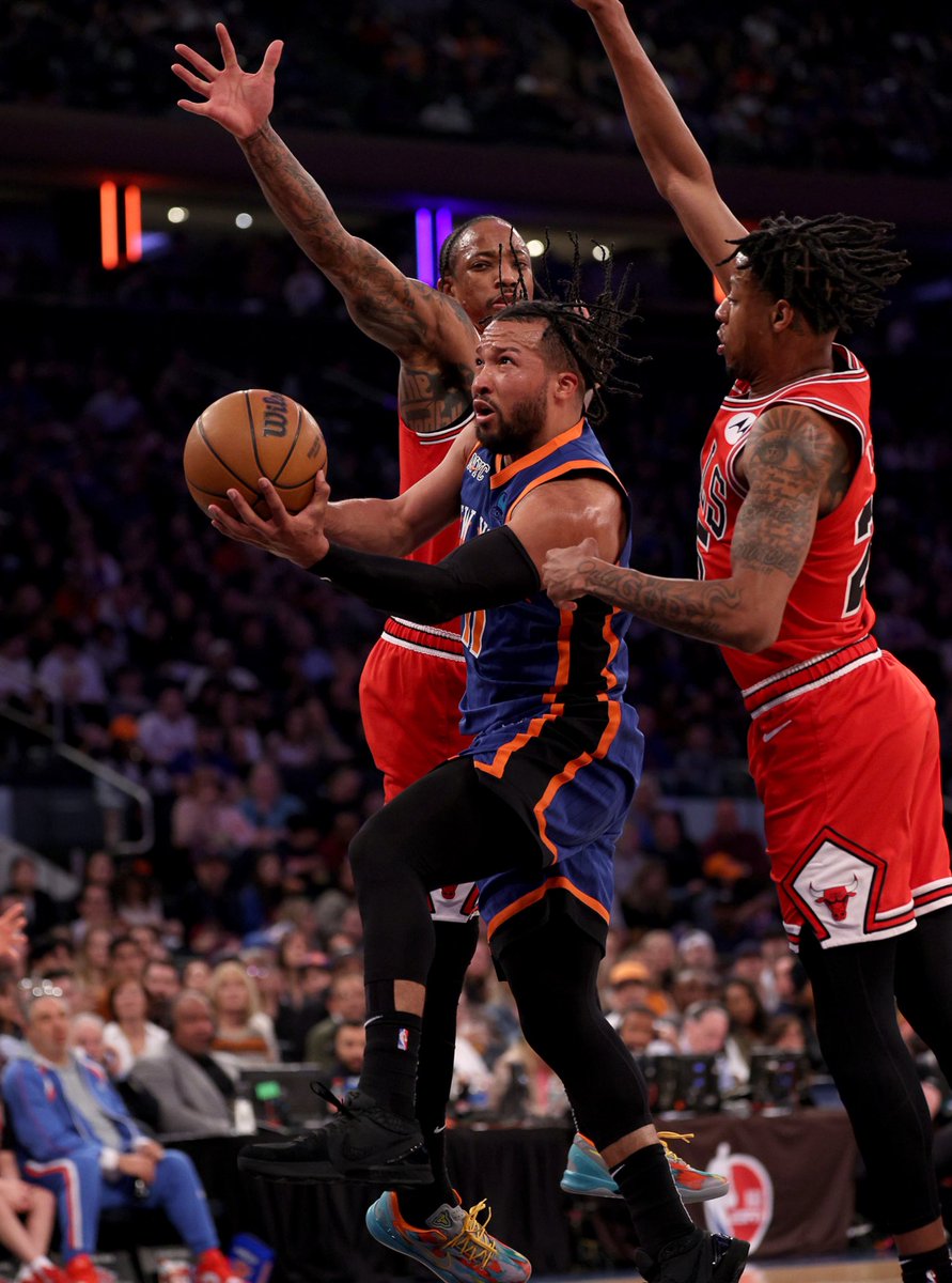 UofBasketball's tweet photo. Jalen Brunson is greatness

Massive offensive burden all season, takes a physical beatdown on both ends, unreal shotmaking, footwork, strength, creativity, consistency. 35.6 PPG on 61.5 TS% &amp; 8.1 APG over the final 11 games. CARRIED the Knicks to a 2 seed

Doing superstar stuff… https://t.co/8AKah0P5gw