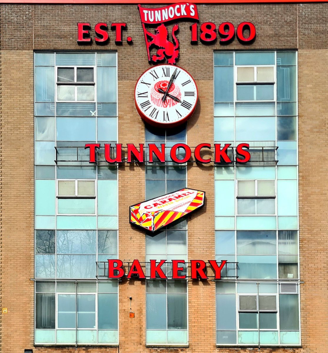 Is it time for a Tunnock's? Sign on the Tunnock's factory, home of the world famous tea cake, in Uddingston to the east of Glasgow.

#glasgow #scotland #uddingston #tunnocks #tunnocksteacake #signs #sign