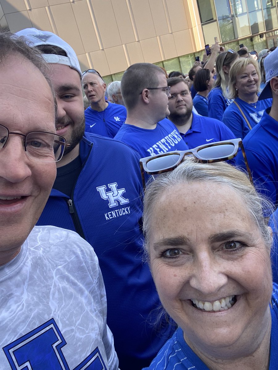Lisa01129021's tweet photo. Let’s go see the new coach!!  #BBN https://t.co/a94IvFYTdq