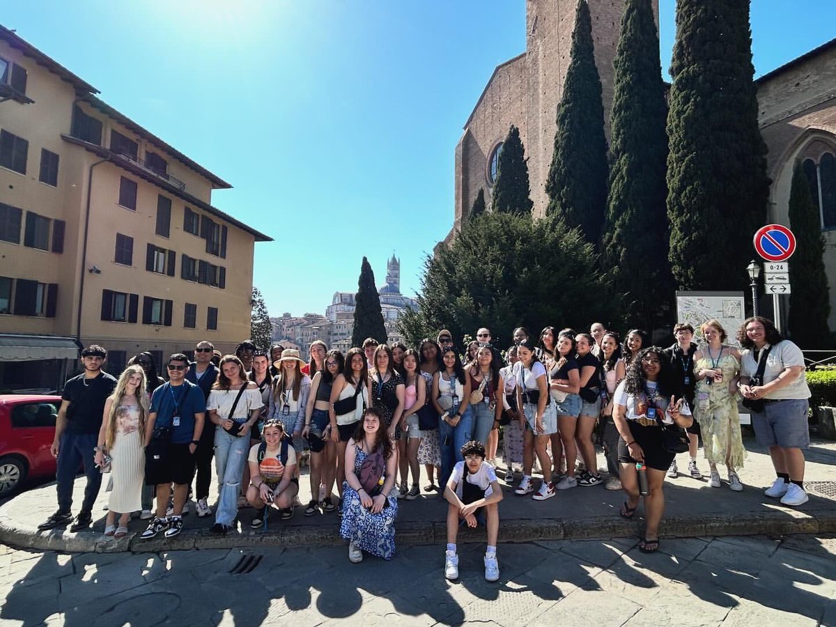 CIOBCitywide's tweet photo. Exploring the stunning cities of Siena and San Gimignano, followed by a delightful dinner in Florence! Italy never fails to enchant. ๐ฎ๐นโจ Have a great one @GaynorMcCownELS! #InternationalTrip2024 #ExploringItaly @NYCSchools @DOEChancellor @ruxdanika https://t.co/c7doOpxHqc