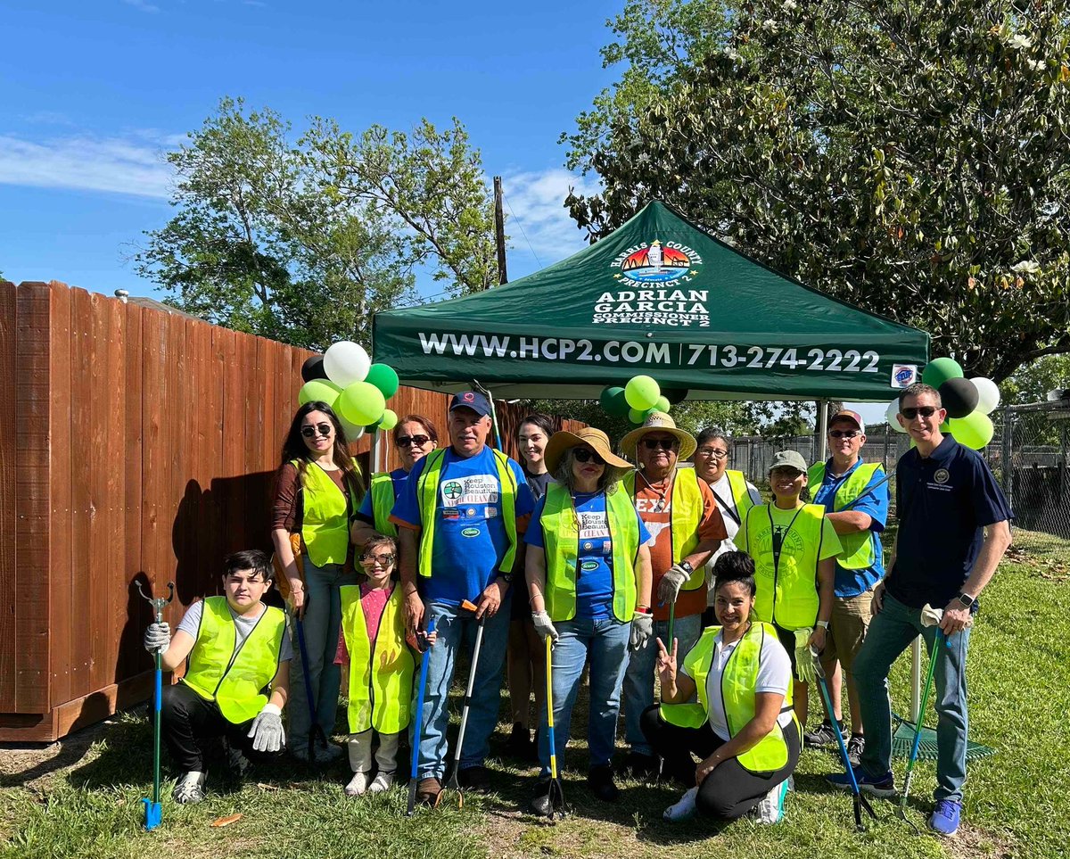Great job to @eastaldinecivic and @HarrisCoPct2 for coordinating a picture perfect community clean up. Dozens of volunteers gathered through the district to keep Aldine beautiful. #KHBDay #greatamericancleanup #texastrashoff