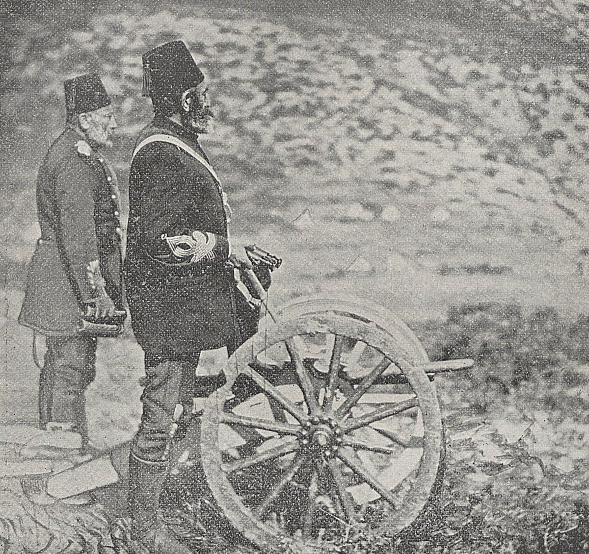 Türk-Yunan Harbi sırasında Osmanlı Orduları Başkomutanı Müşir Edhem Paşa düşman mevzilerini gözetlerken - 1897.