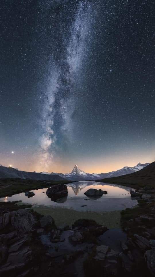 Âşıkın kalbi bu gün seyr-i cemâl alemidir, Buldu Leylasını Mecnun, coşar ağlar bu gece.