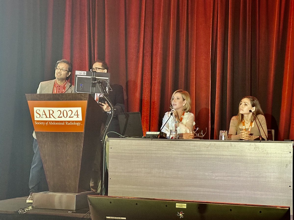 Learned a lot at 2024 SARMO Career Path Panel discussing the DR residency pathway 🎓. Thanks to Dr. Brofman, DR PD of Jackson Memorial Hospital, and Chief Resident Dr. Diaz-Kanelidis for their invaluable tips and insights! #SAR24 #SAR2024 @SocietyAbdRad @SAR_RFS @Abdominal_Rad